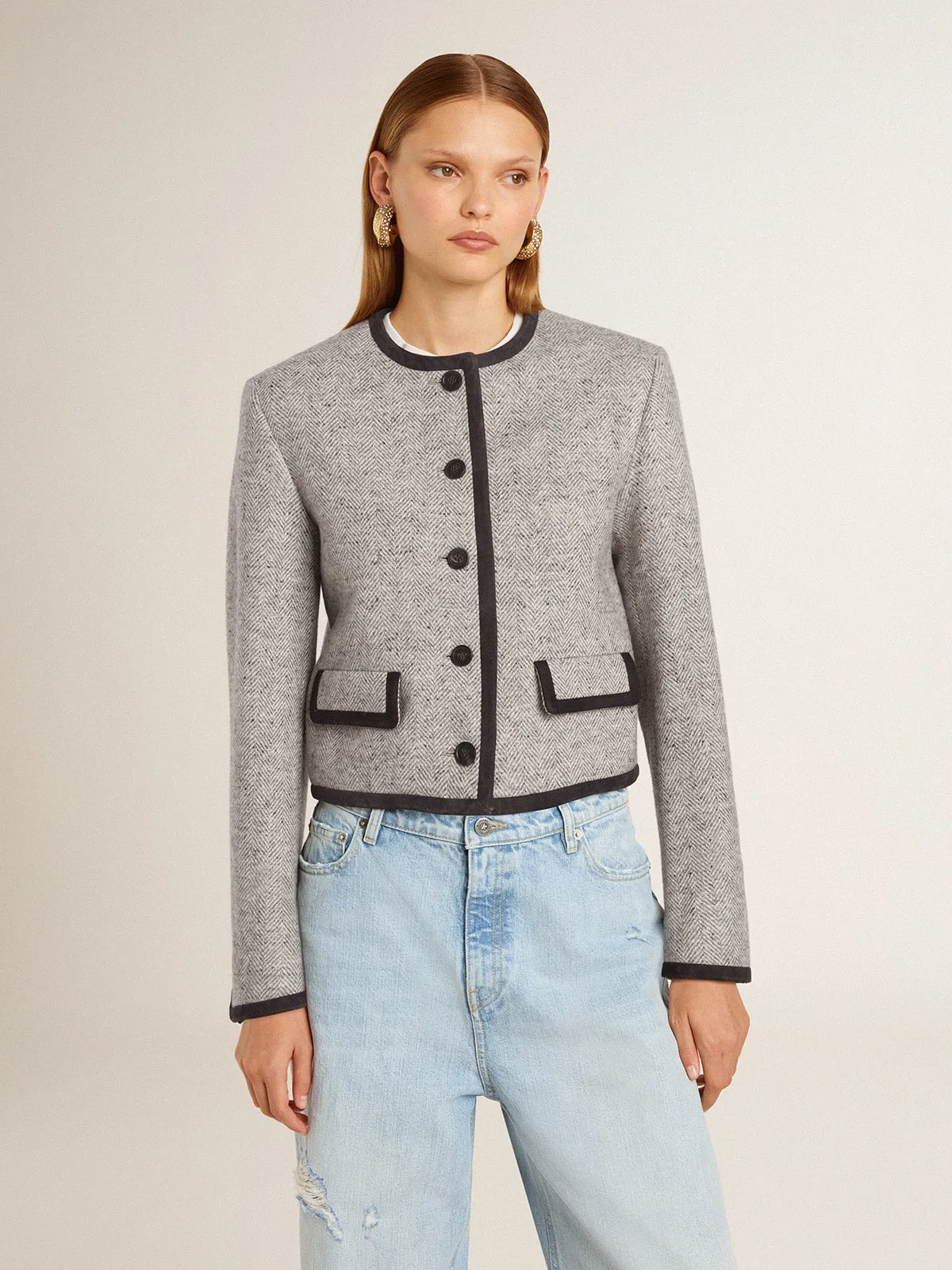 Chaqueta de mujer de lana y seda de color gris con bordes de ante negro