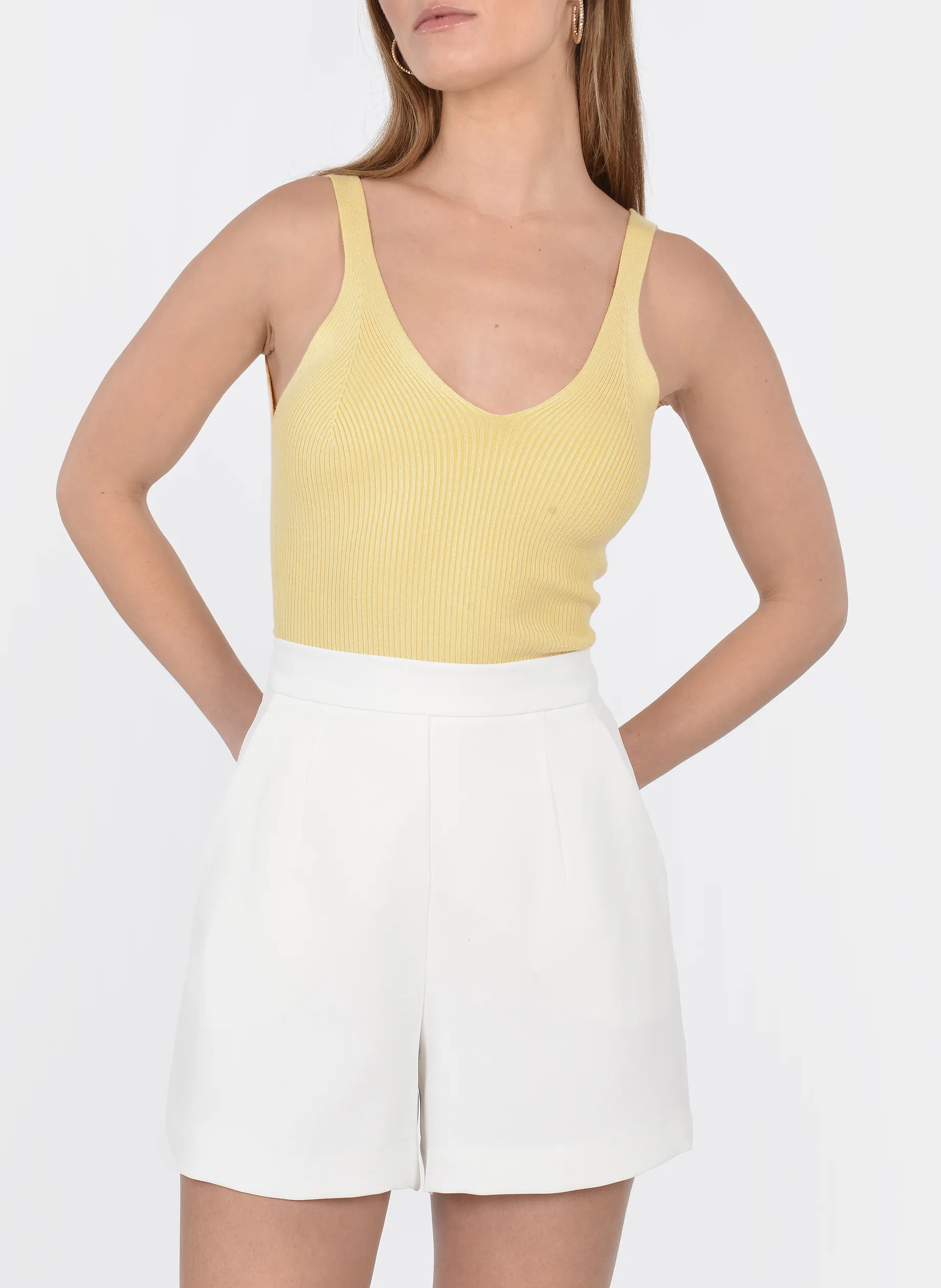 KOOKAI LOLITA - Camiseta sin mangas cuello en V acanalado en beige