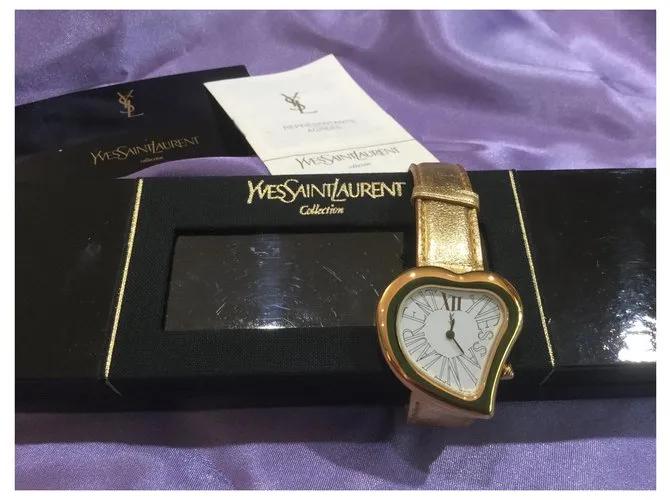 Yves Saint Laurent Cara de corazon, números romanos Dorado 