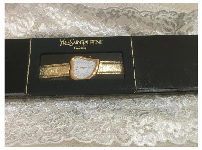 Yves Saint Laurent Cara de corazon, números romanos Dorado 