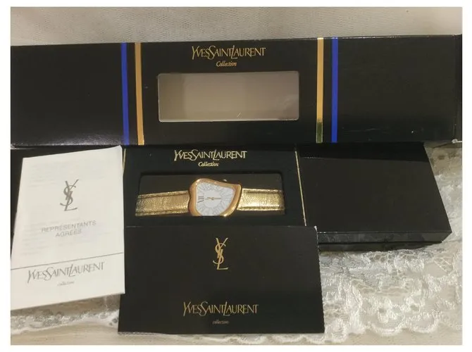 Yves Saint Laurent Cara de corazon, números romanos Dorado 